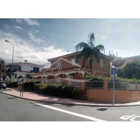 Sprzedaż - Nieruchomości - Dom wolnostojący - Puerto 1