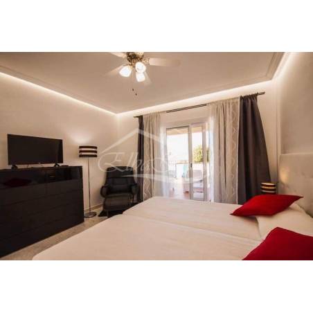 Sprzedaż - Nieruchomości - Dom piętrowy - Golf del Sur 1